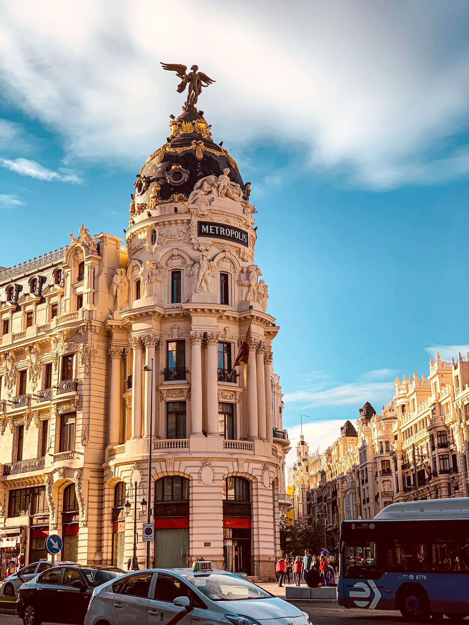 Clădirea Metropolis de la intersecția Gran Vía cu Calle de Alcalá, în Madrid