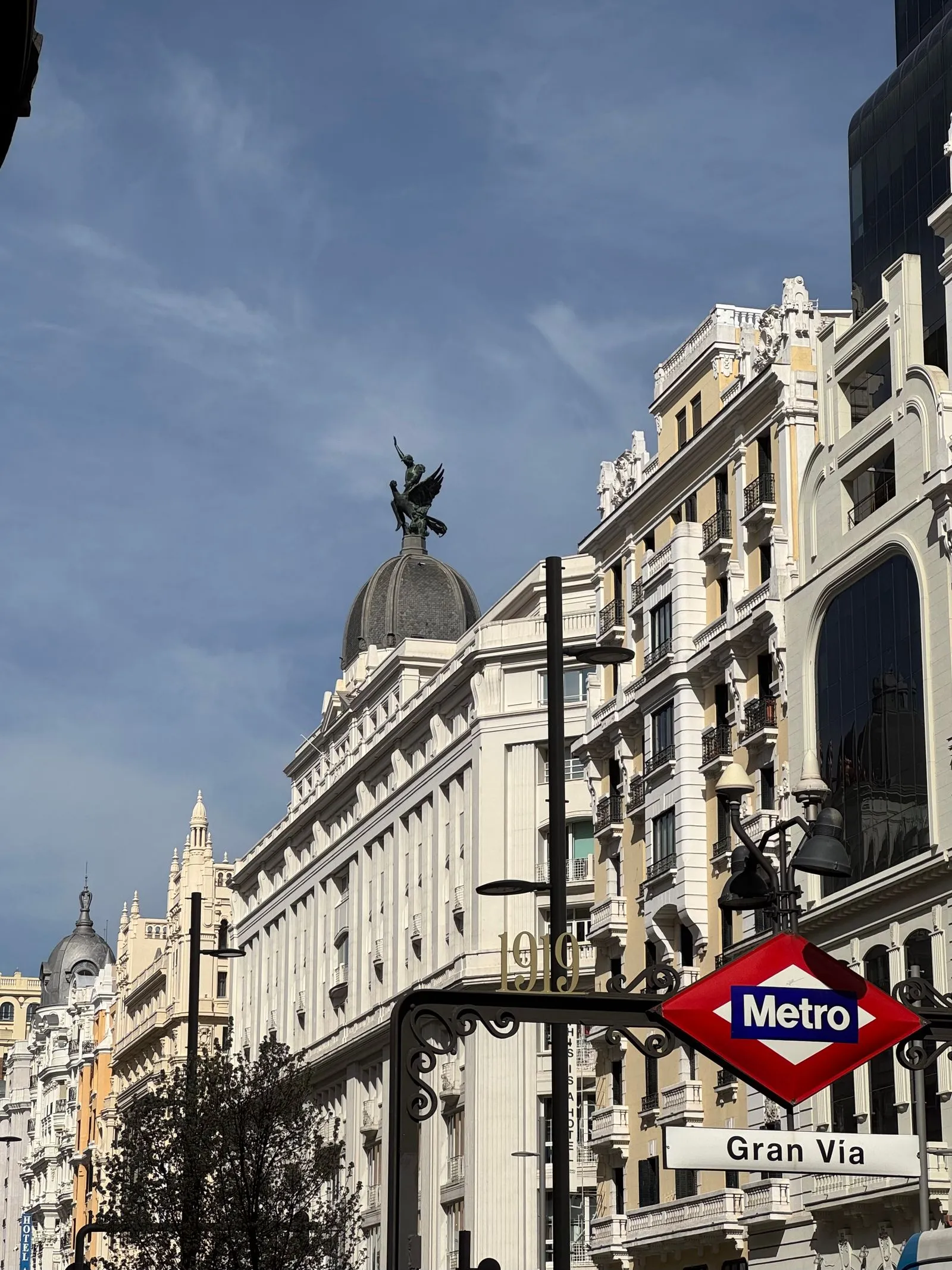 Clădiri de pe Gran Vía din Madrid, cu indicatorul stației de metrou Gran Vía