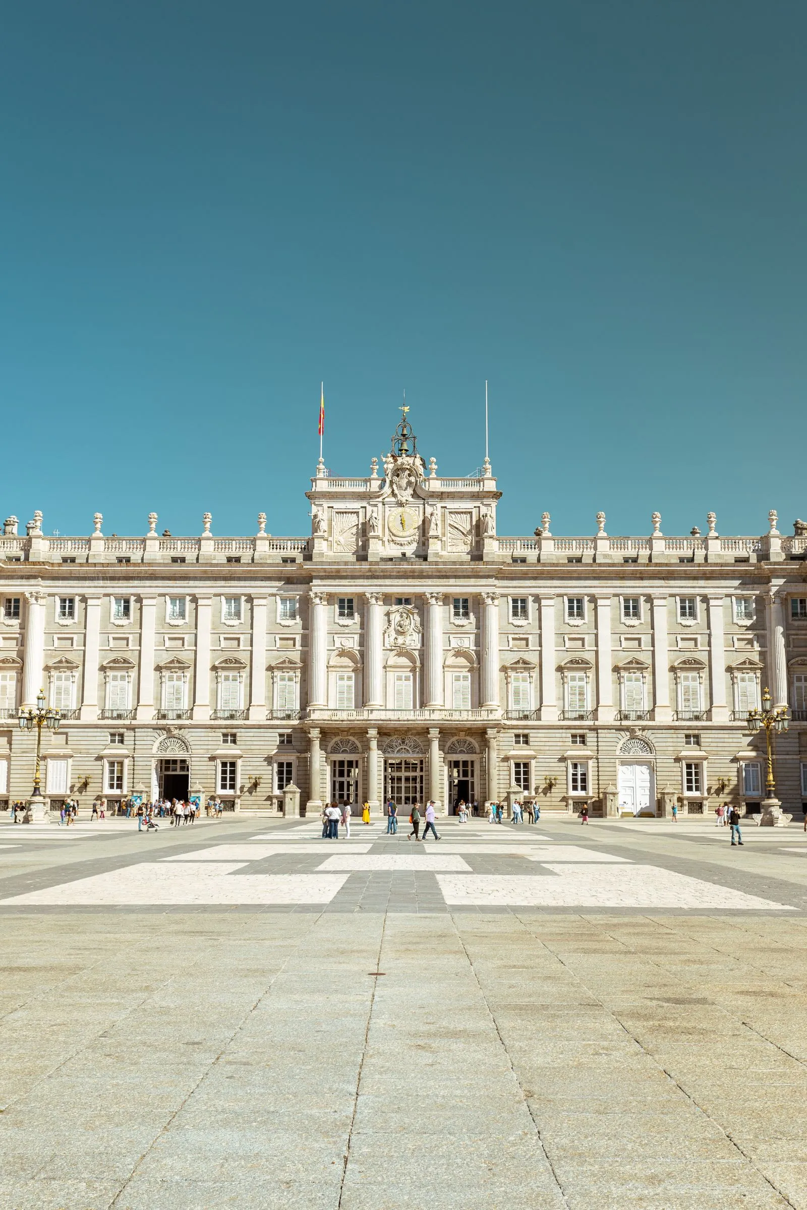 Fațada Palatului Regal din Madrid văzută din Plaza de la Armería