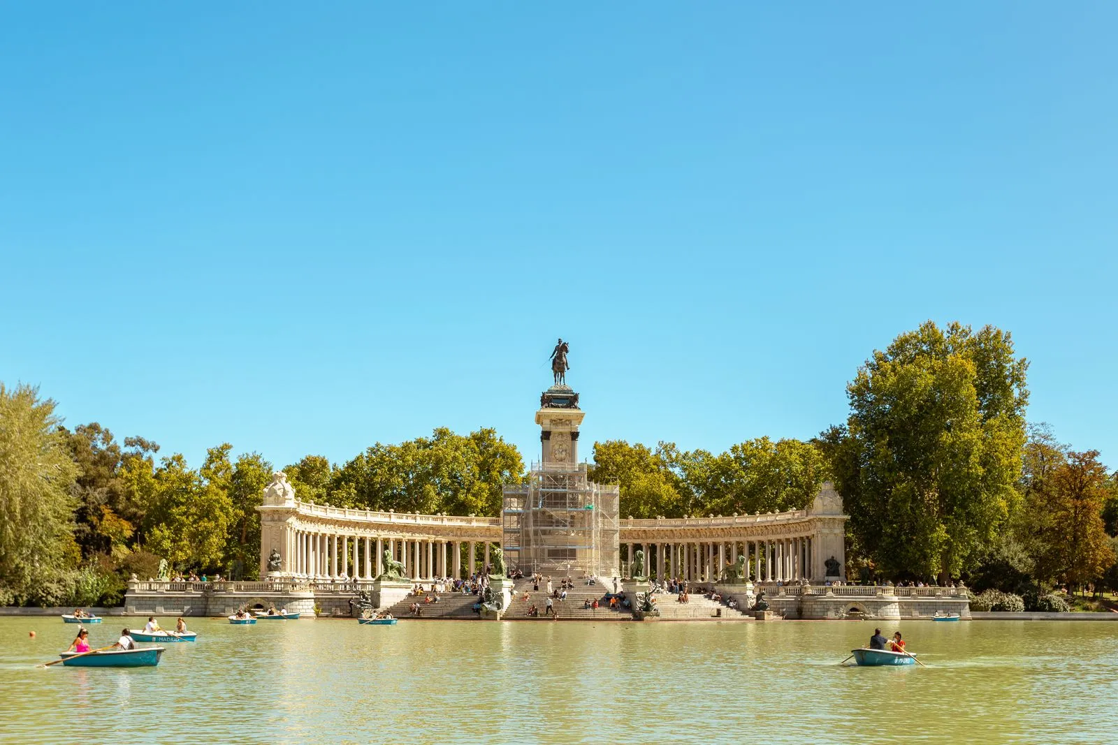 Lacul din Parque del Retiro cu bărci și monumentul lui Alfonso al XII-lea, Madrid