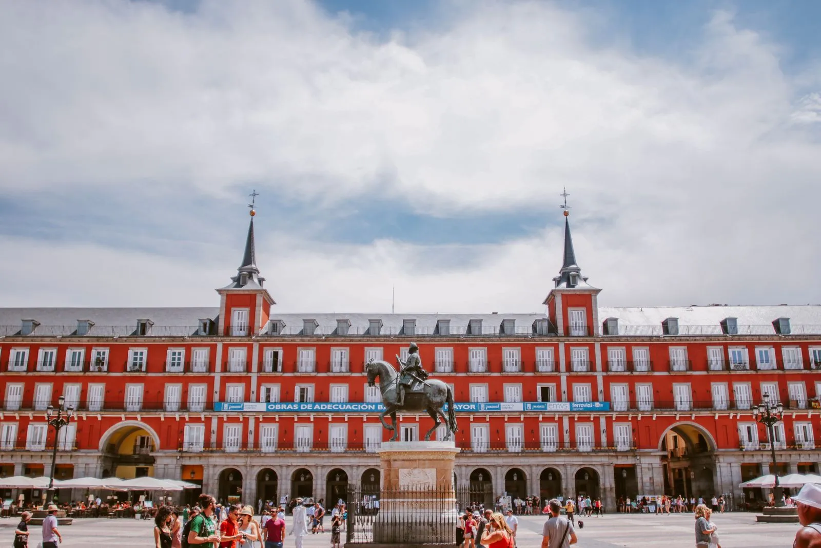 Plaza Mayor din Madrid, cu Casa de la Panadería și statuia lui Filip al III-lea