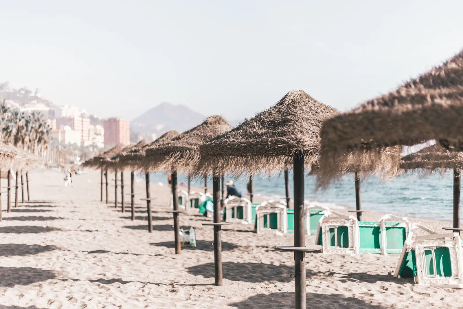 Plaja din Málaga cu umbrele de paie, pe Costa del Sol, în extrasezon