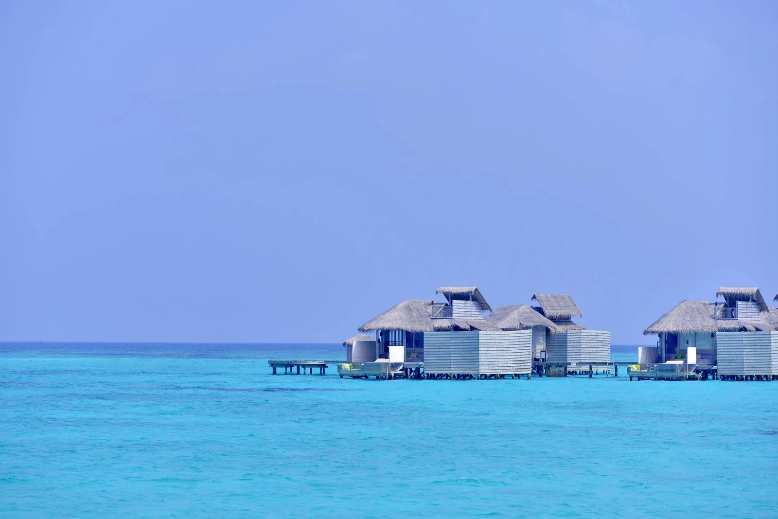 Bungalouri construite pe apă, într-o lagună turcoaz din Maldive