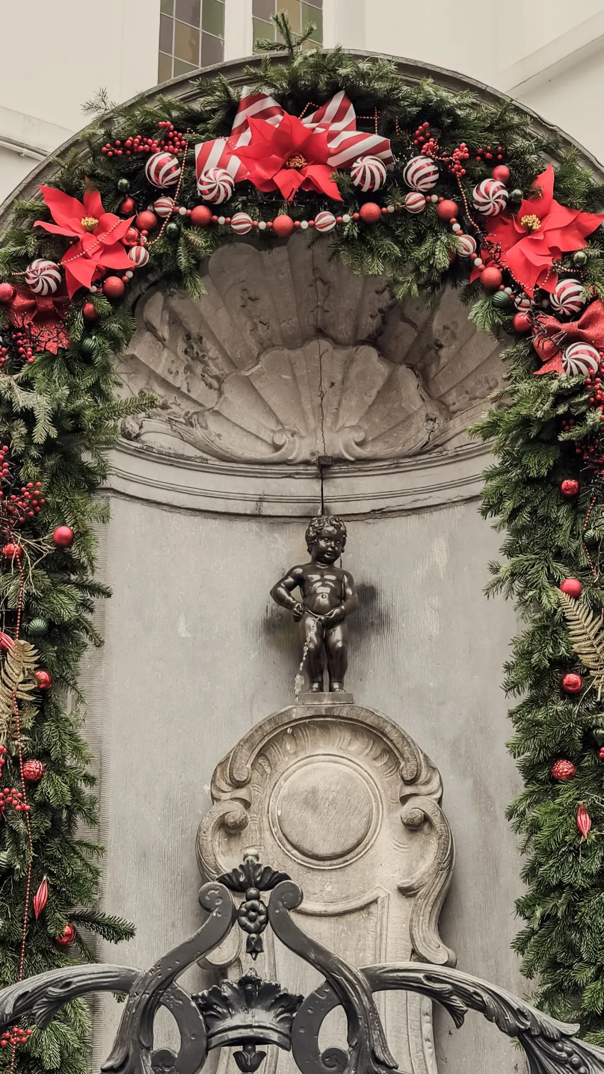 Statuia Manneken Pis din Bruxelles, decorată de Crăciun