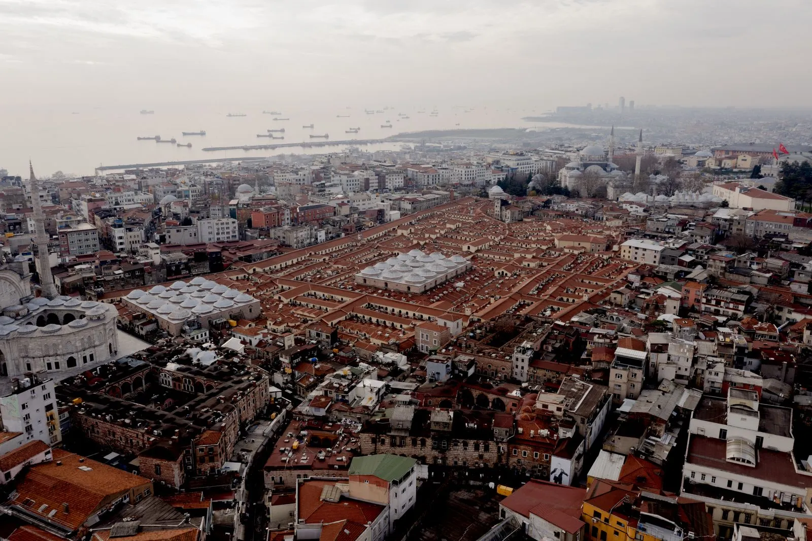 Acoperișurile cu cupole ale Marelui Bazar (Kapalıçarşı) din Istanbul, văzute de sus