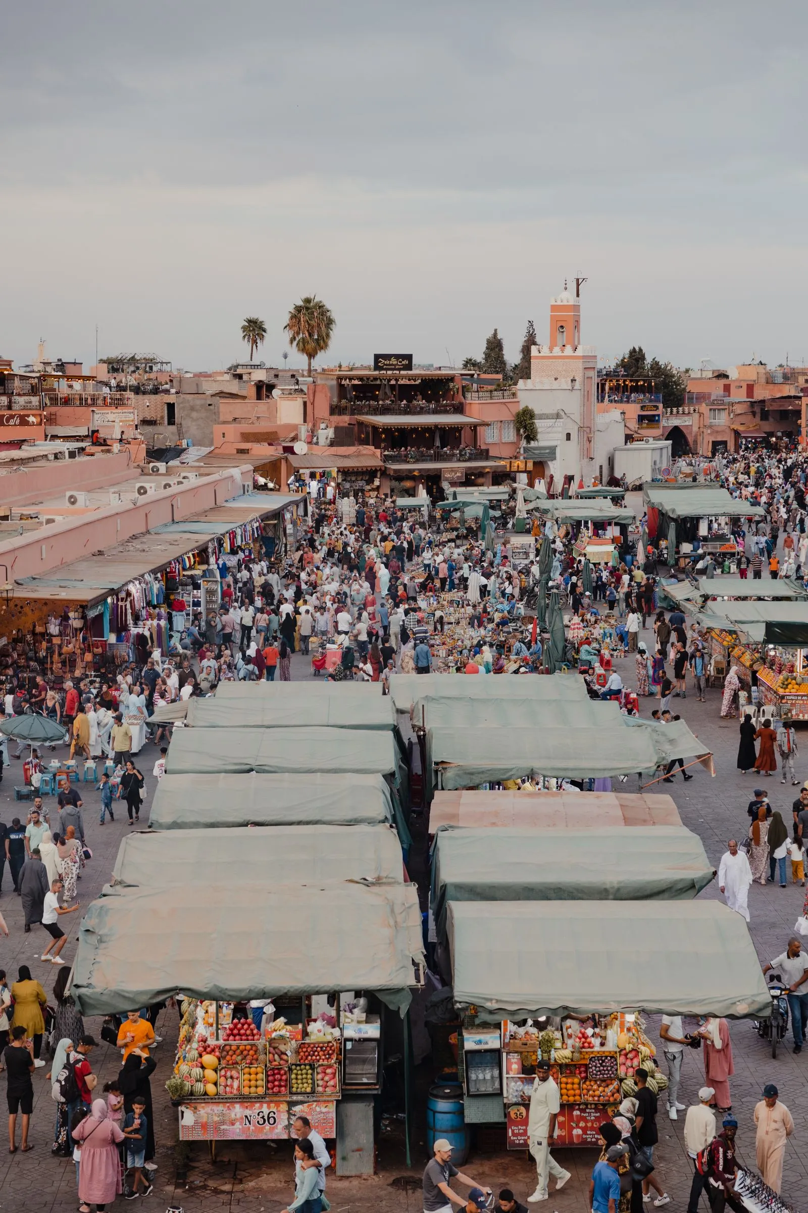 Piața Jemaa el-Fna din medina Marrakech, văzută de sus, cu tarabe și mulțime