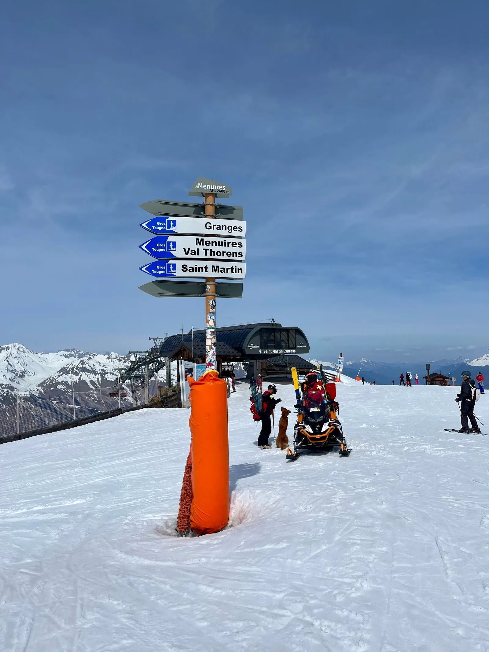 Indicatoare de pârtie spre Les Menuires și Val Thorens pe domeniul schiabil Méribel, Les 3 Vallées