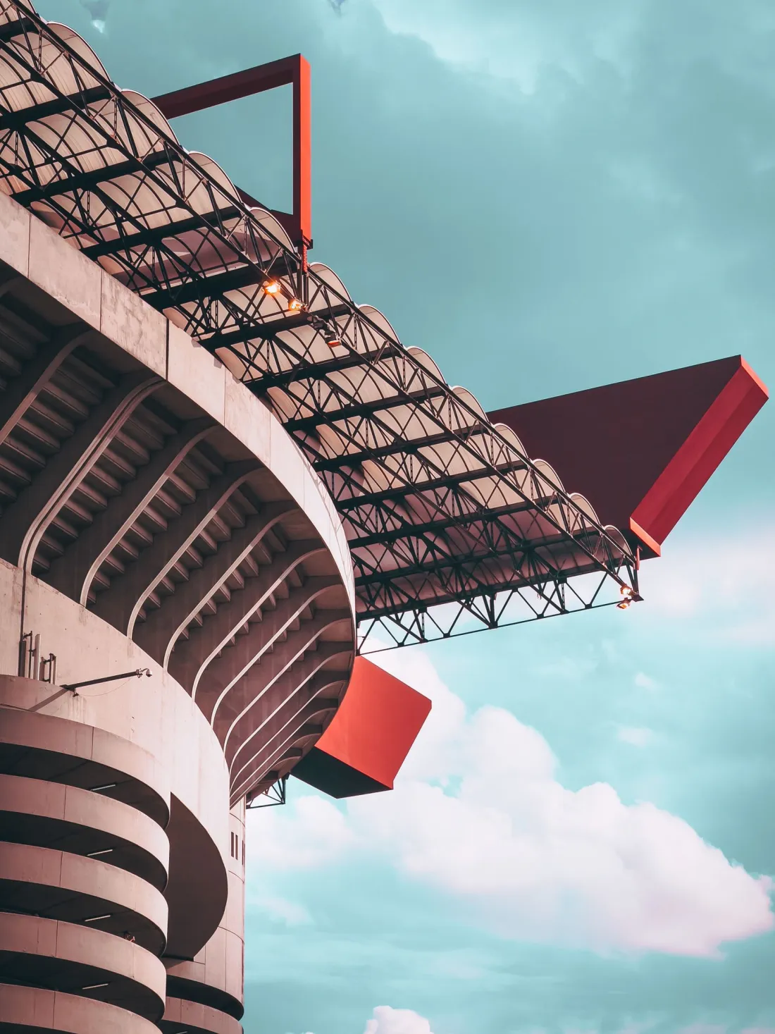 Acoperișul cu grinzi roșii și rampele în spirală ale stadionului San Siro din Milano