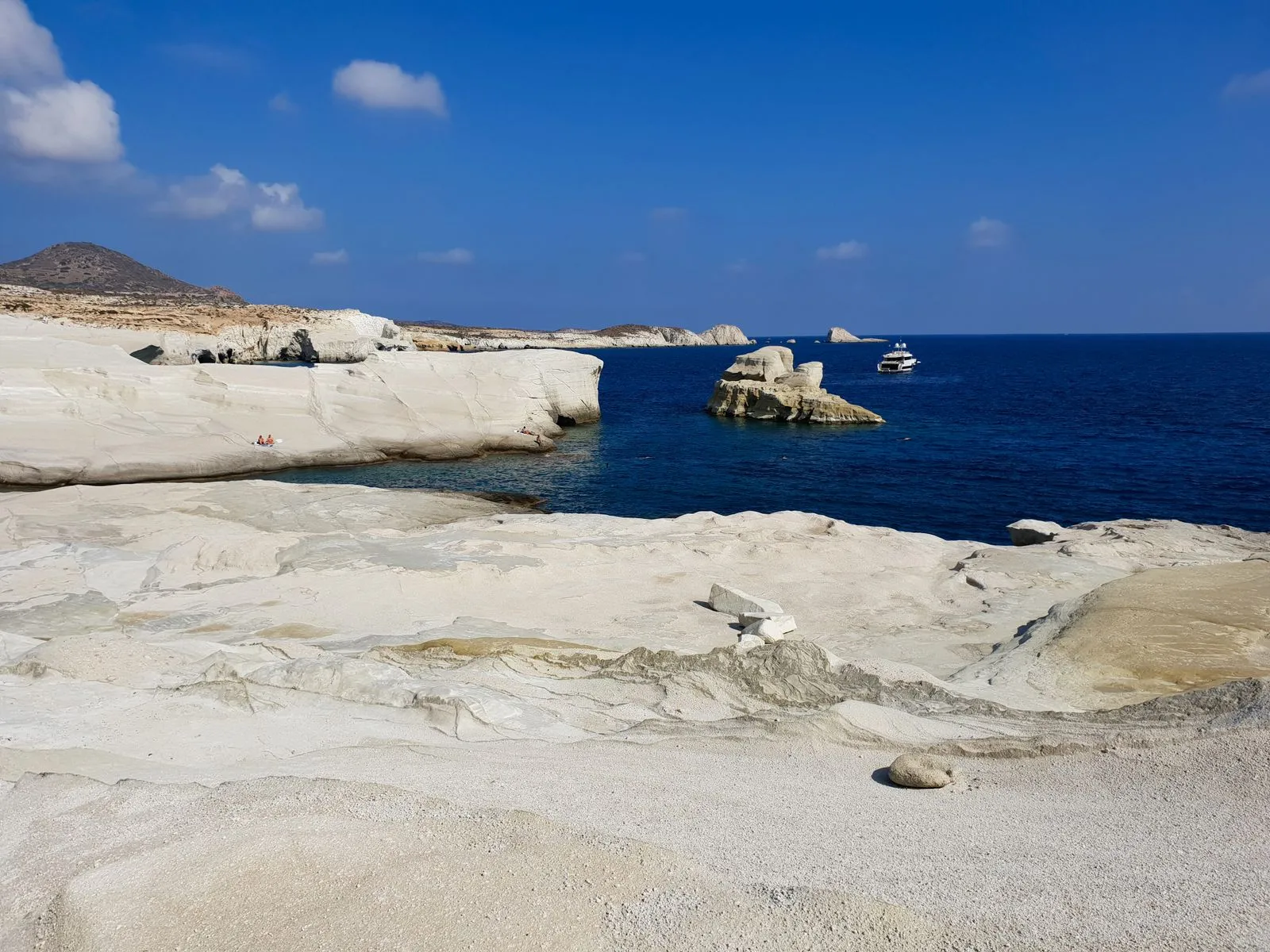 Stancile albe vulcanice de la Sarakiniko, pe insula Milos