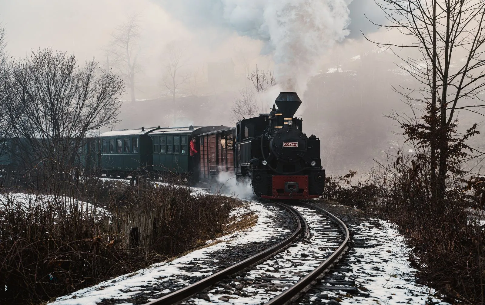 Mocănița cu locomotivă cu abur pe Valea Vaserului, iarna, în Maramureș