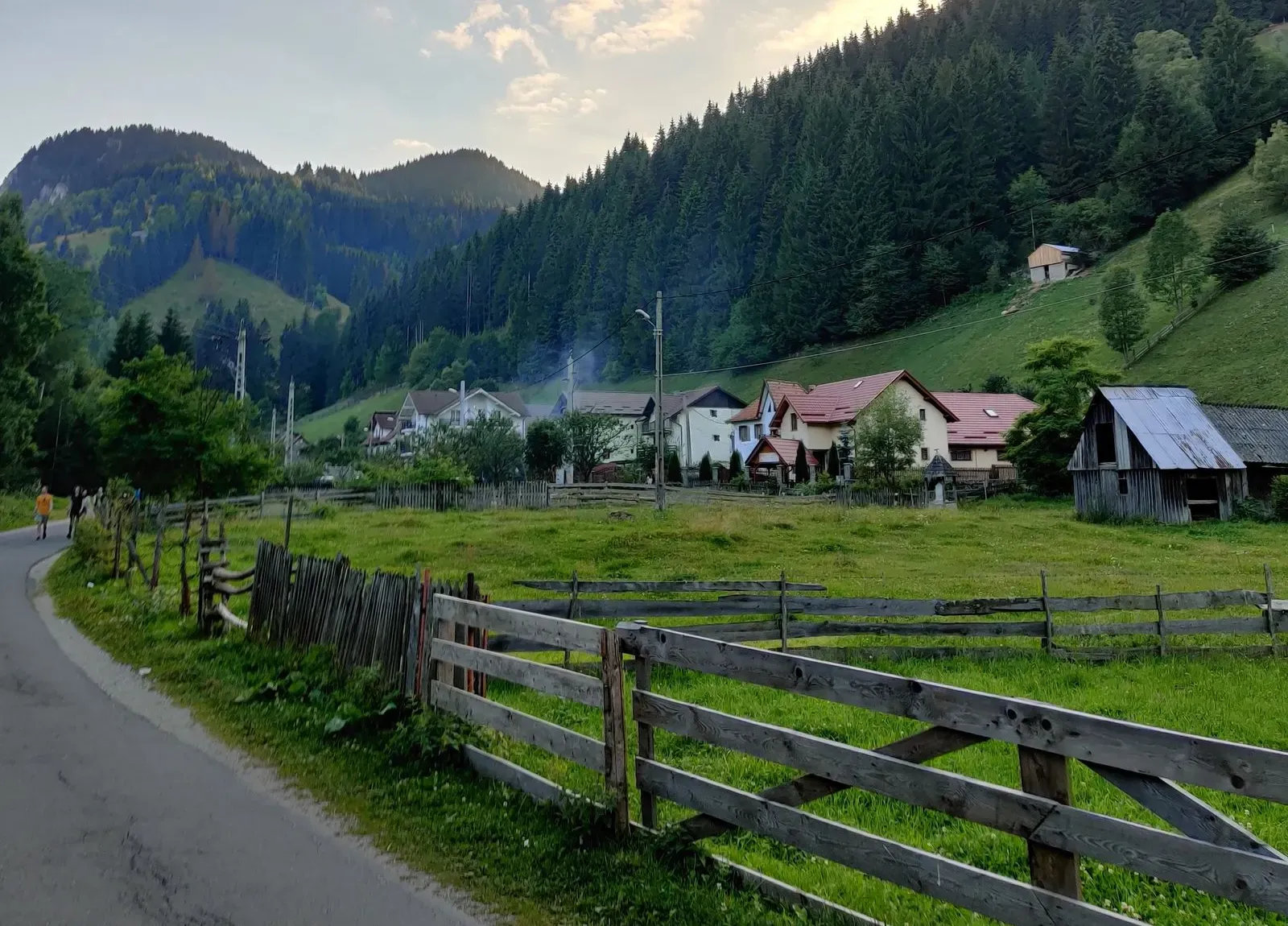 Case și pensiuni în Moieciu de Sus, la poalele pădurilor din Bucegi