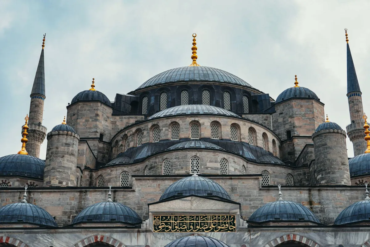 Domurile și minaretele Moscheii Albastre (Sultanahmet Camii) din Istanbul