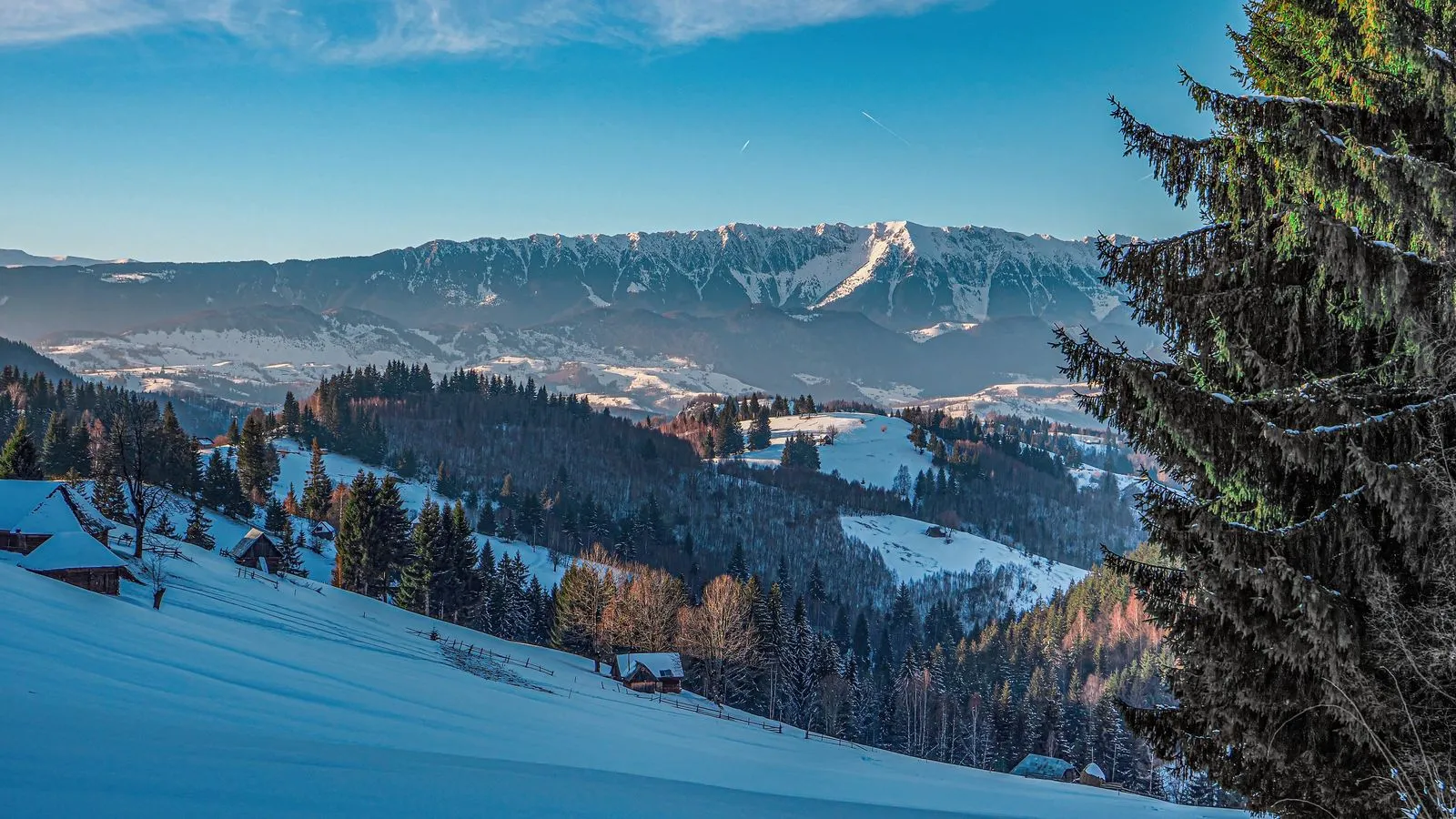 Sate și păduri pe versanții Carpaților din județul Brașov, iarna
