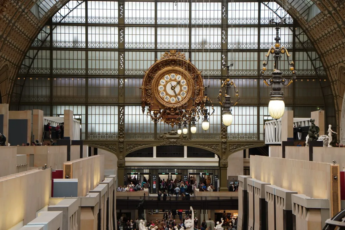 Ceasul mare din sala principală a Muzeului d'Orsay din Paris