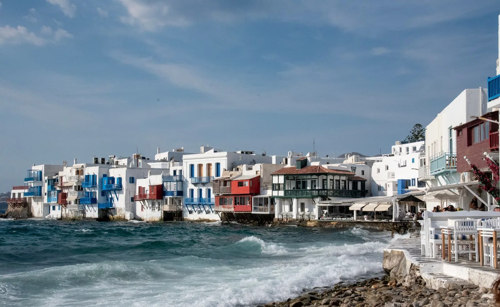Casele din Little Venice, în Chora (Mykonos Town), cu balcoane deasupra mării