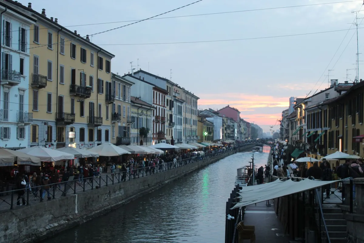 Naviglio Grande din Milano seara, cu case colorate și terase pe malul canalului