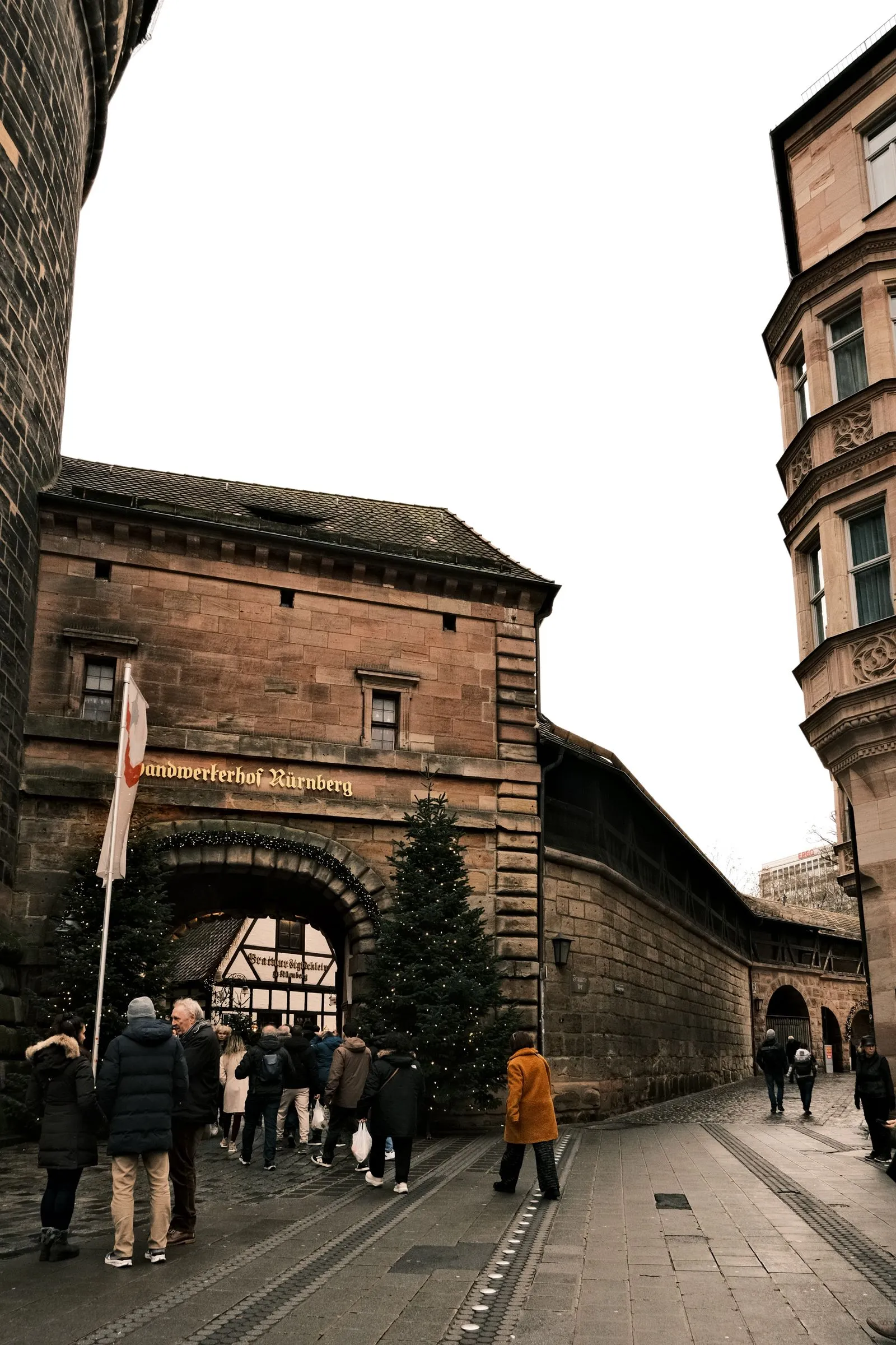 Intrarea în Handwerkerhof, lângă zidul orașului și gara din Nürnberg, iarna