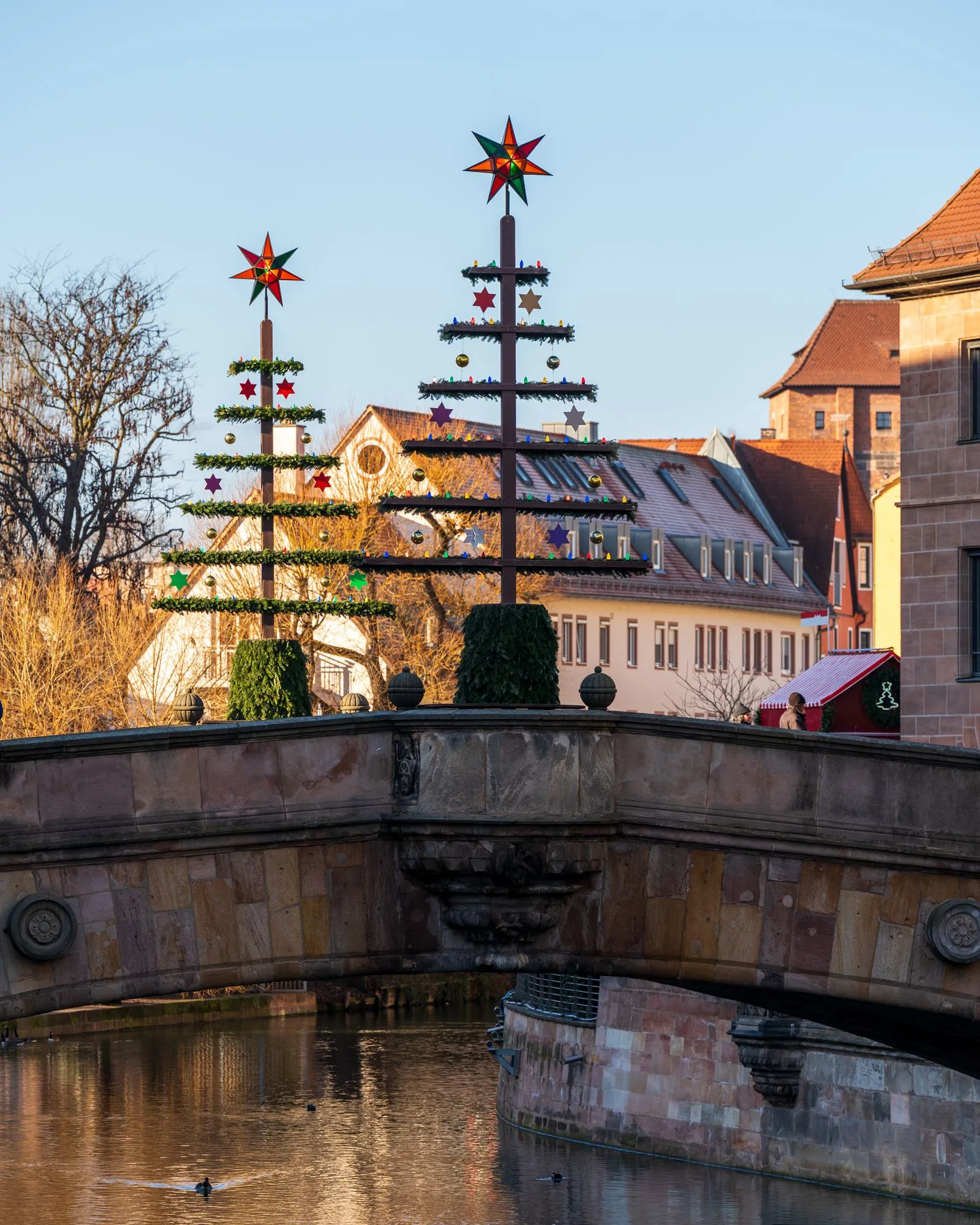 Pod peste Pegnitz în centrul vechi din Nürnberg, decorat cu brazi și stele de Crăciun