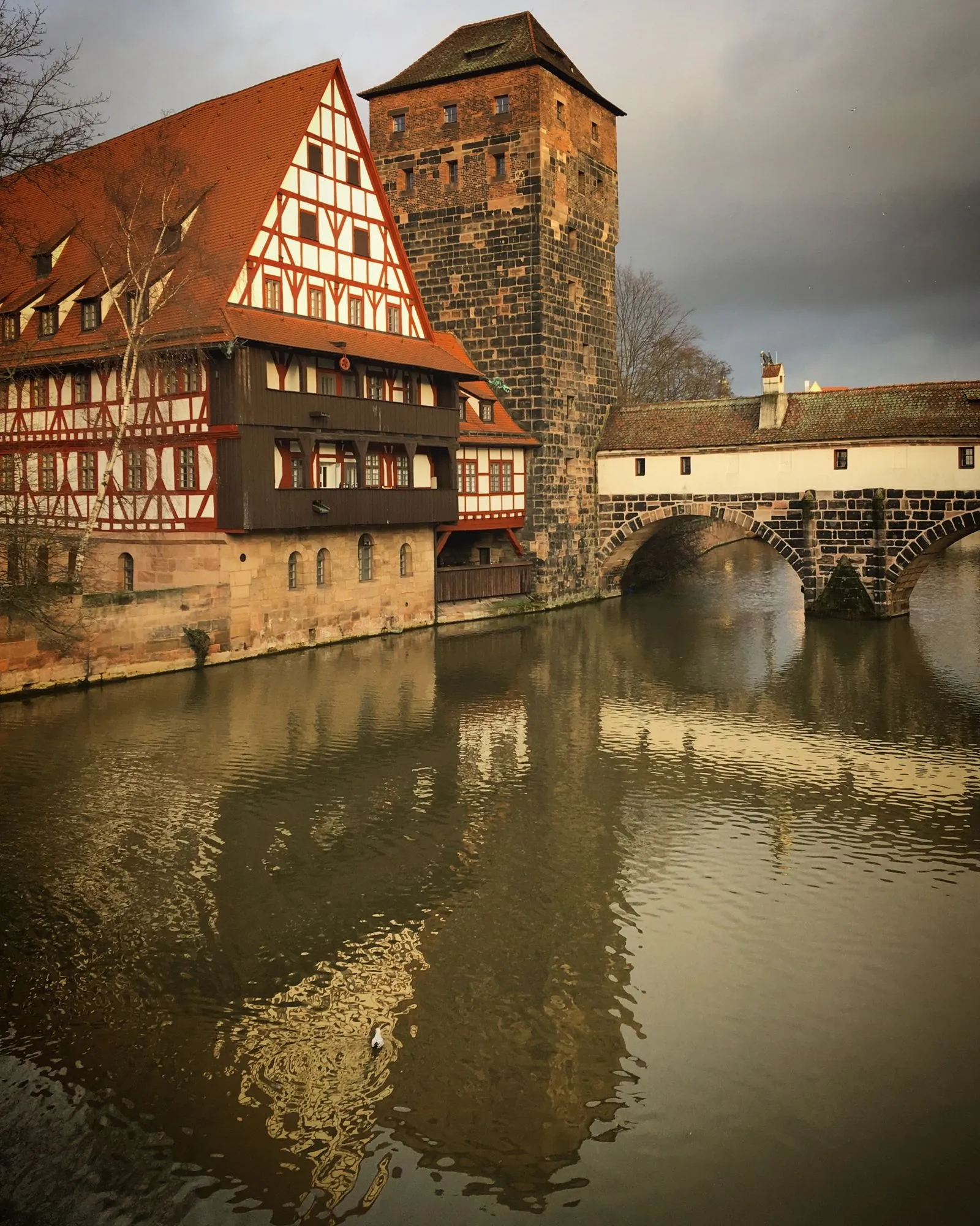 Weinstadel și Turnul Călăului pe râul Pegnitz, în centrul vechi din Nürnberg