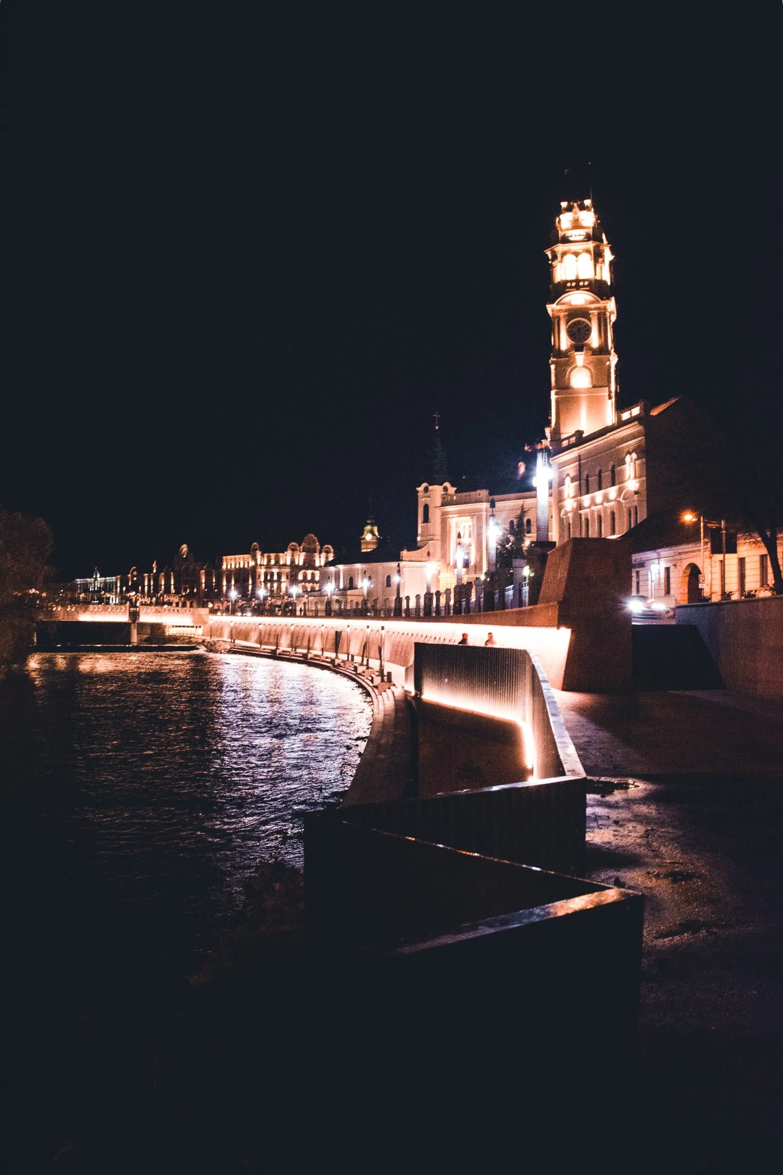 Turnul Primăriei Oradea și faleza Crișului Repede luminate noaptea
