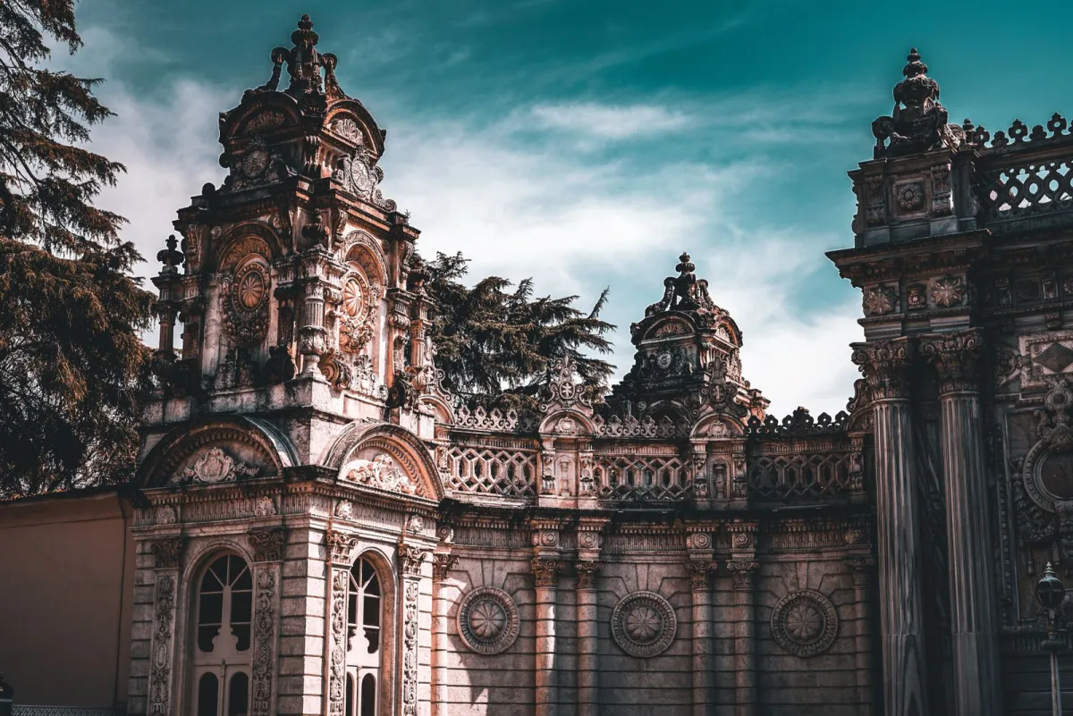 Fațada ornamentată a Palatului Dolmabahçe (Dolmabahçe Sarayı) din Istanbul