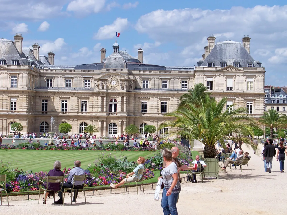 Palatul Luxembourg și Grădinile Luxembourg din Paris, vara