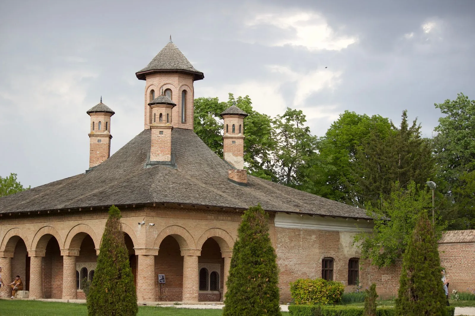 Clădire din cărămidă cu hornuri înalte în ansamblul Palatului Mogoșoaia, lângă București