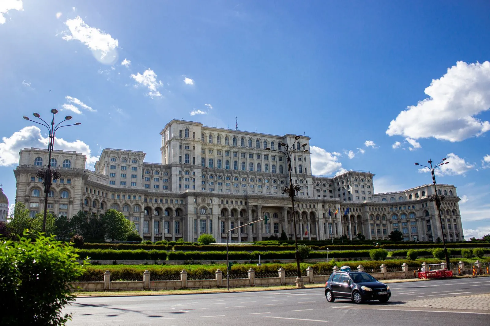 Palatul Parlamentului din București, fațada principală sub cer senin
