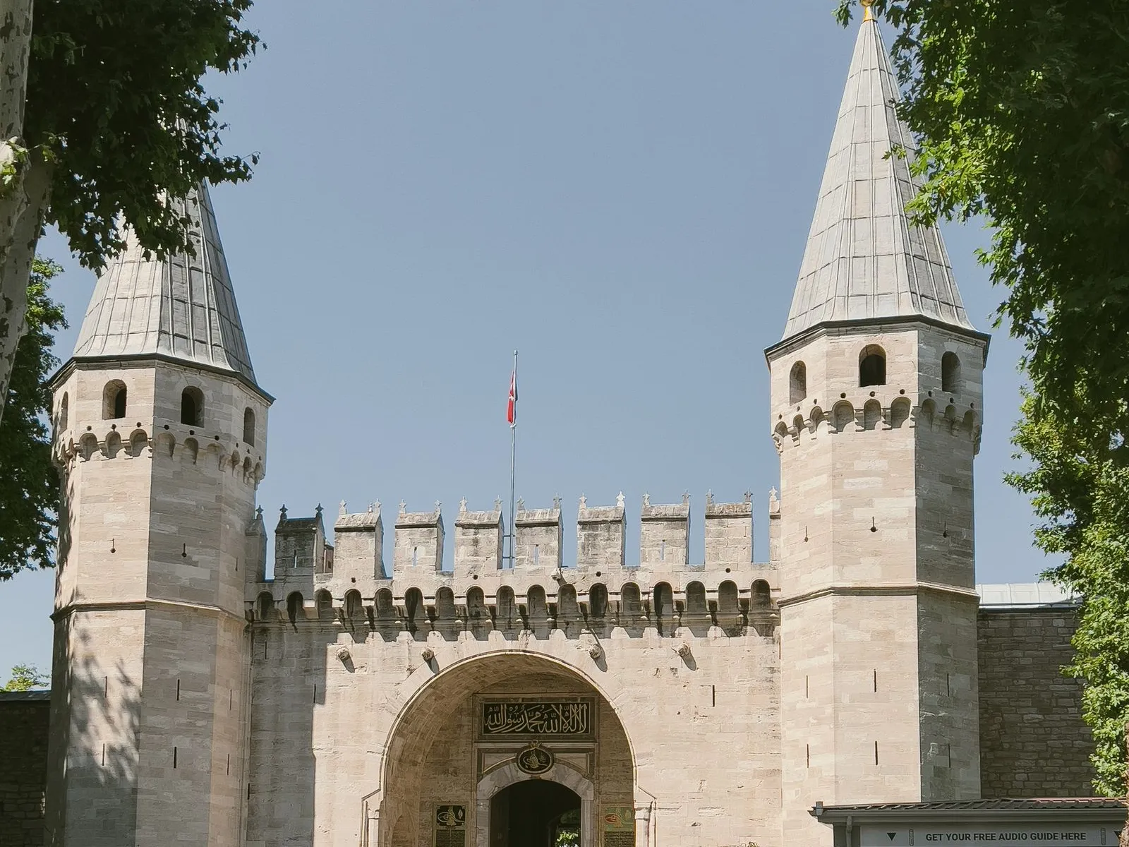 Poarta Salutului (Bâbüsselâm) de la intrarea în Palatul Topkapi, cu vizitatori