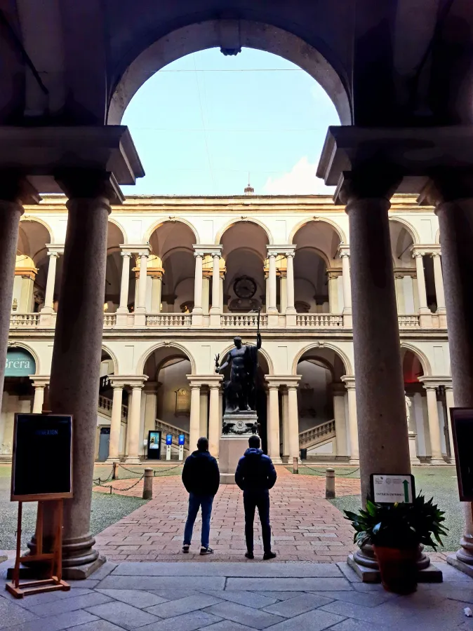 Curtea interioară cu arcade a Palazzo di Brera din Milano, cu statuia lui Napoleon