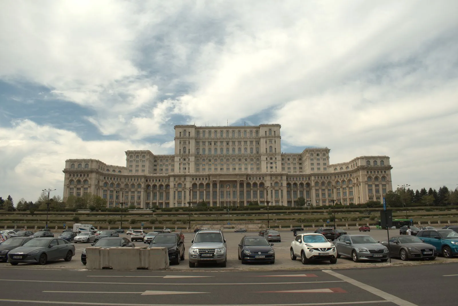 Mașini parcate în Piața Constituției, în fața Casei Poporului