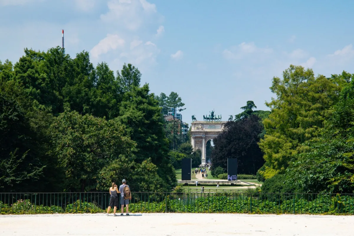 Alee în Parco Sempione din Milano, cu Arco della Pace în fundal