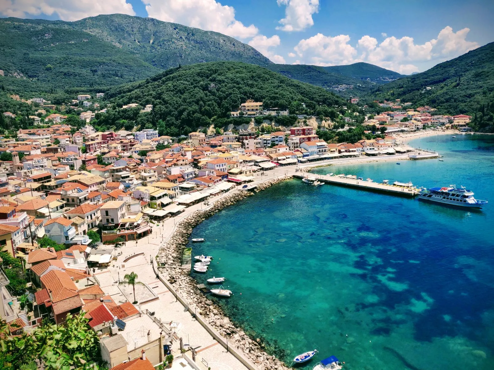 Vedere aeriană asupra stațiunii Parga, cu casele de pe deal și apa turcoaz a Mării Ionice