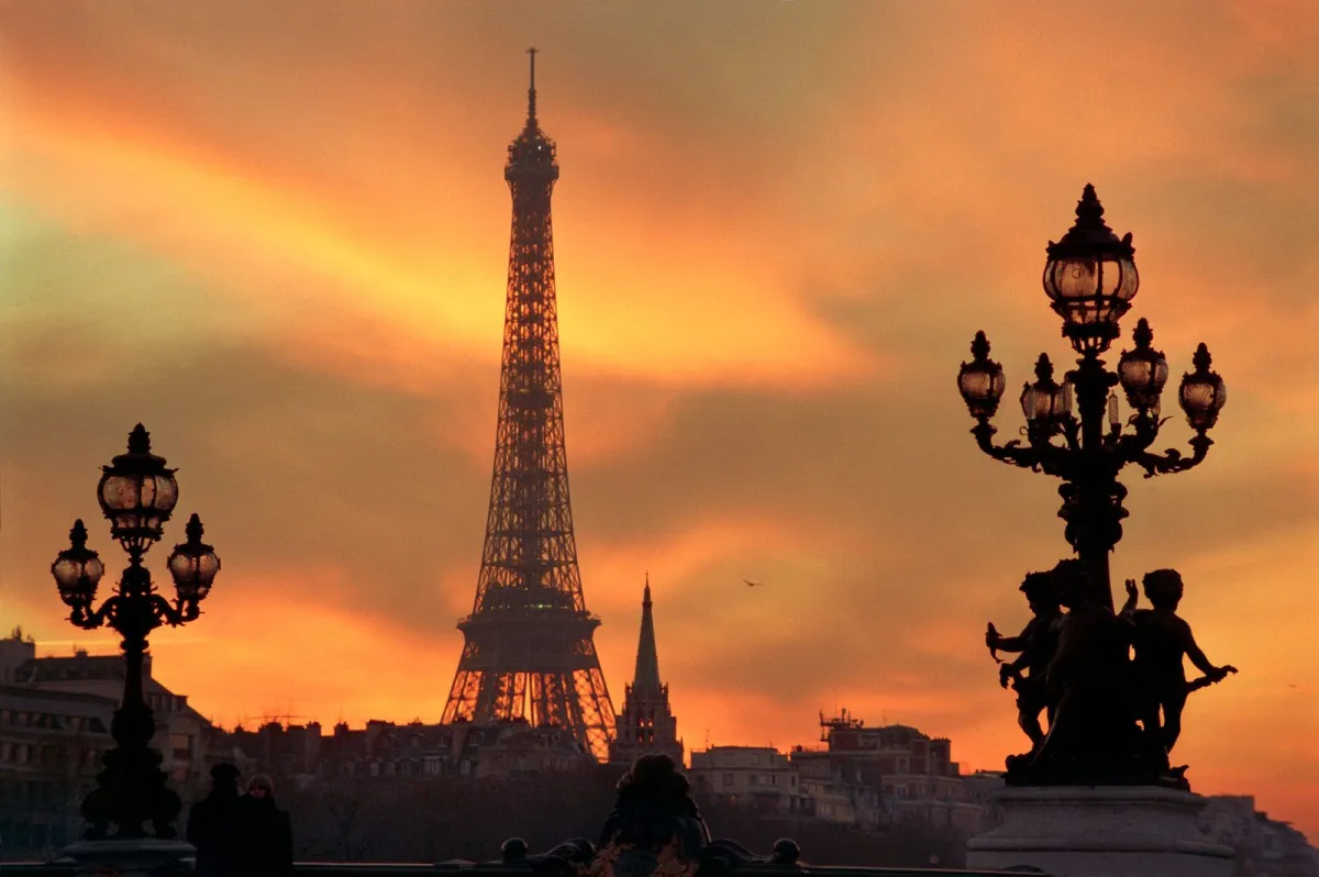 Turnul Eiffel la apus, văzut de pe podul Alexandre III din Paris