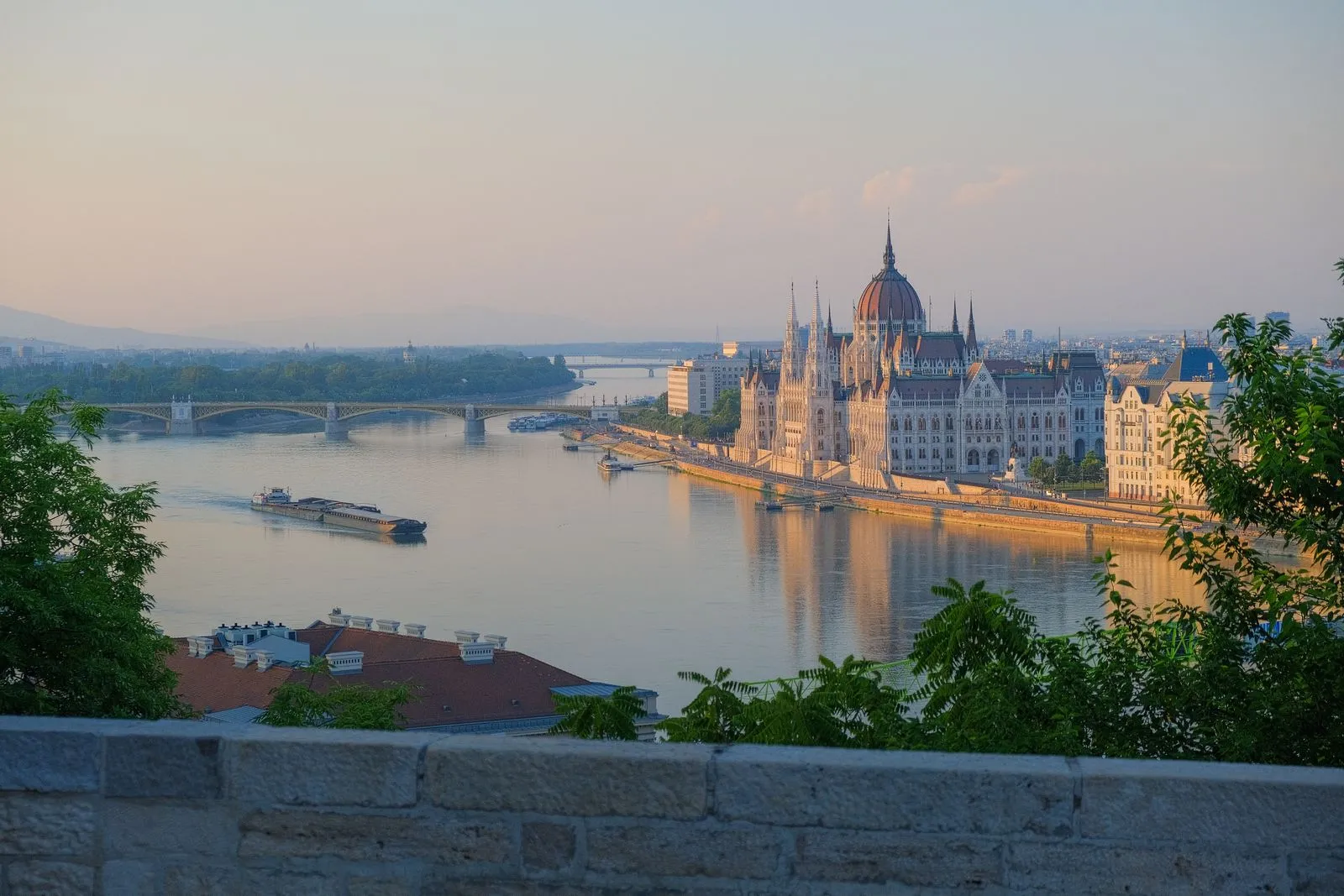 Parlamentul Ungariei pe malul Dunării la apus, văzut din Buda