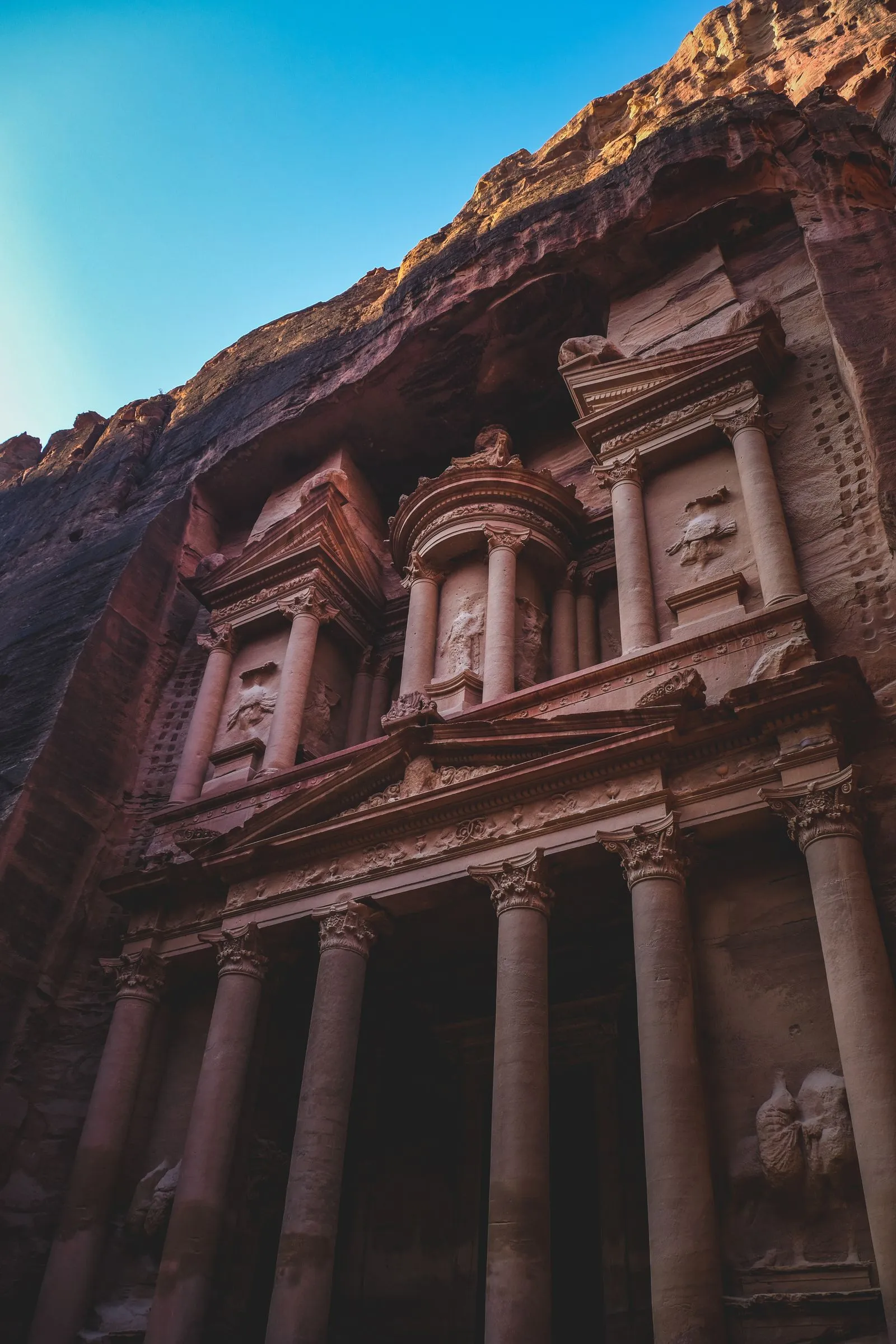 Fațada Al-Khazneh (Trezoreria) săpată în stâncă la Petra, Iordania