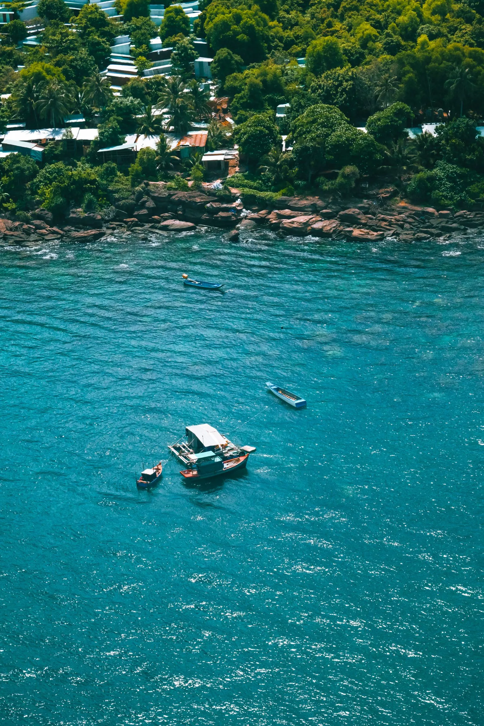 Bărci de pescari pe apa turcoaz de lângă coasta insulei Phu Quoc, Vietnam