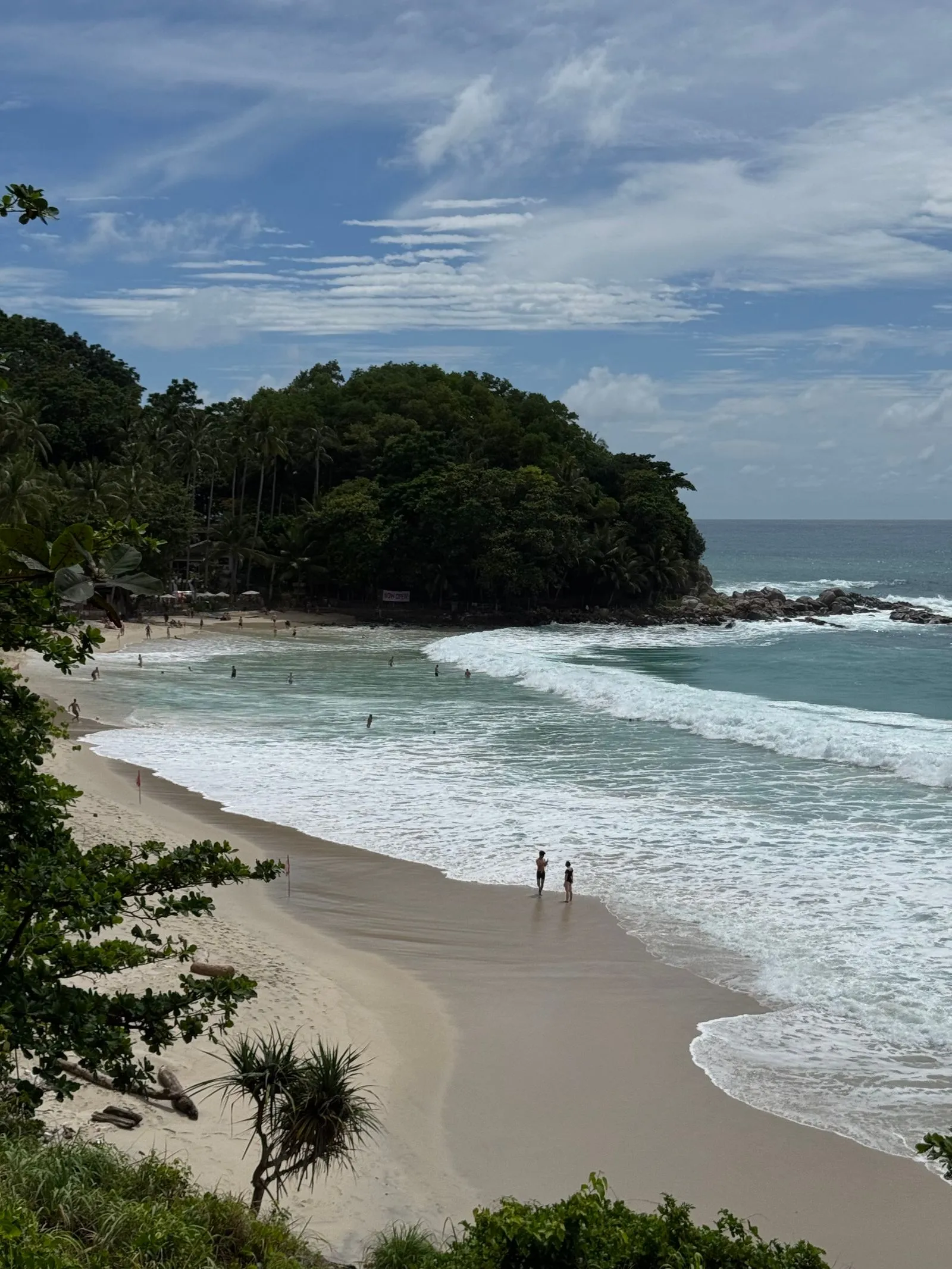 Plaja Kata Noi din Phuket, Thailanda, cu vegetație tropicală și valuri