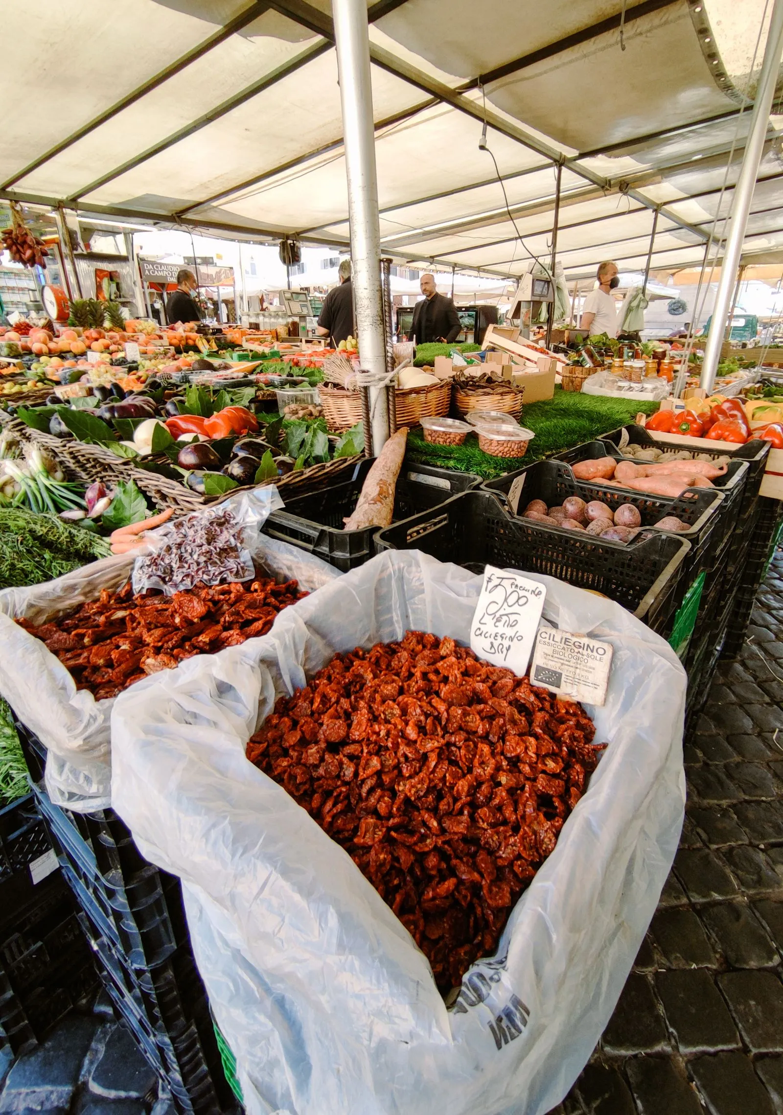 Tarabe cu legume și roșii uscate în piața Campo de Fiori din Roma