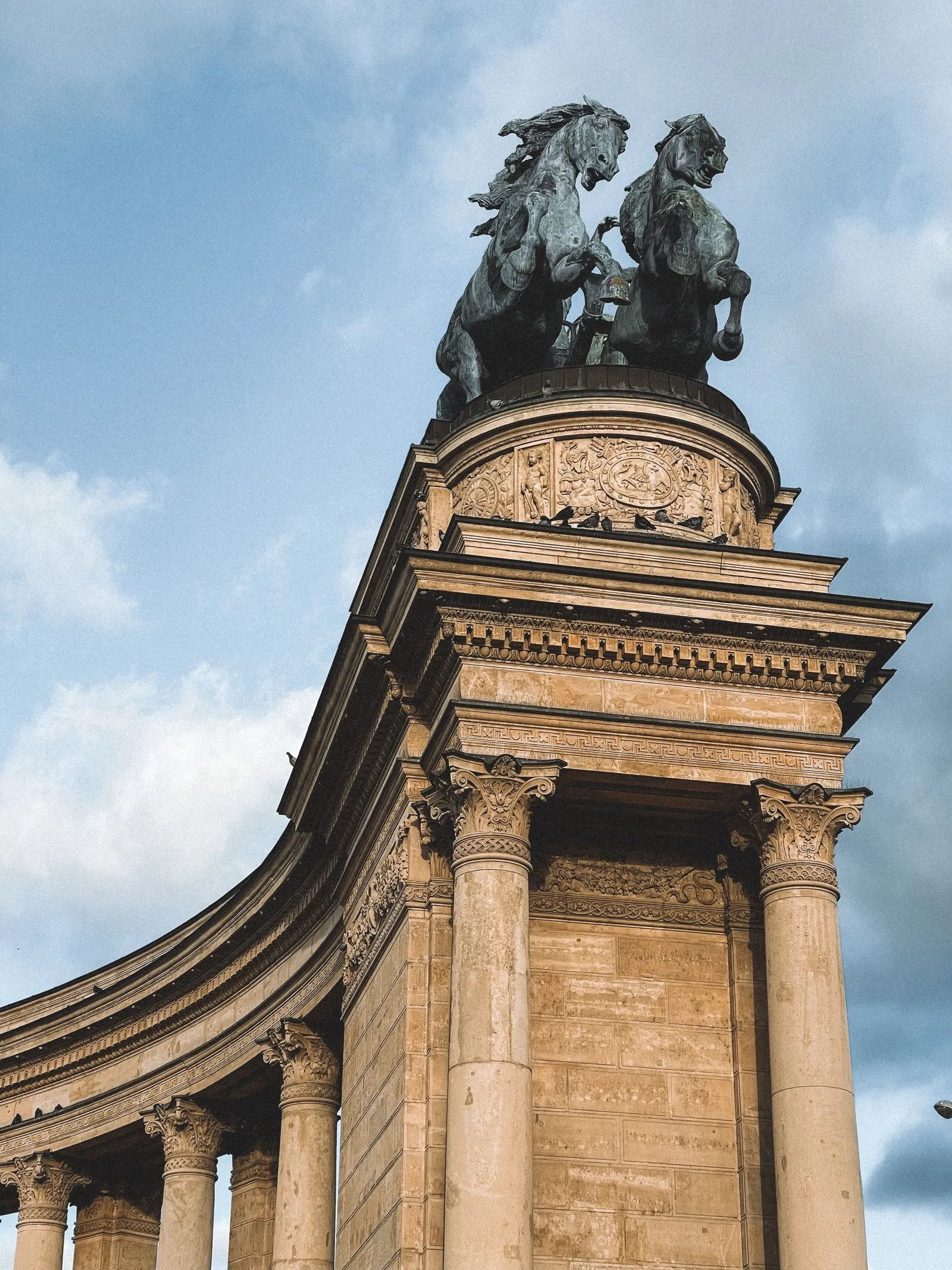 Colonada și statuia de bronz din Piața Eroilor, Budapesta