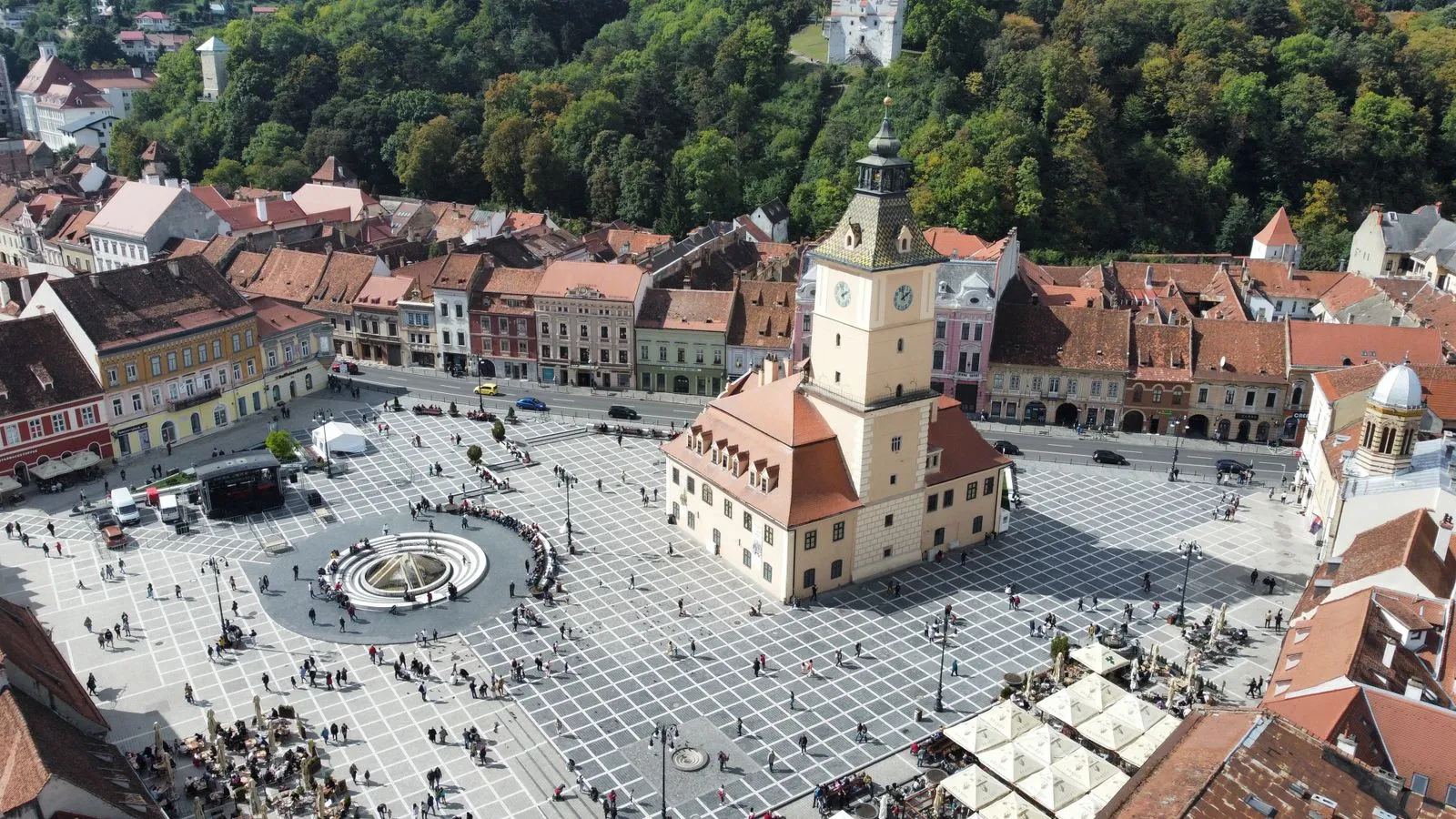 Piața Sfatului din Brașov văzută de sus, cu Casa Sfatului în centru
