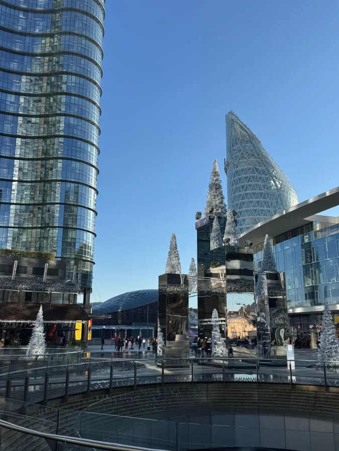 Zgârie-norii din jurul Piazza Gae Aulenti, cartierul Porta Nuova din Milano