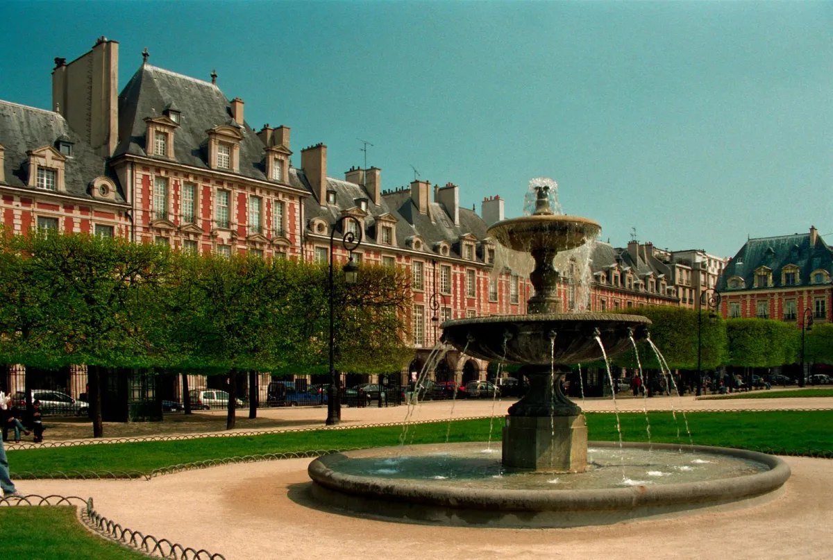 Place des Vosges, piața din Le Marais, una dintre cele mai căutate zone de cazare din Paris