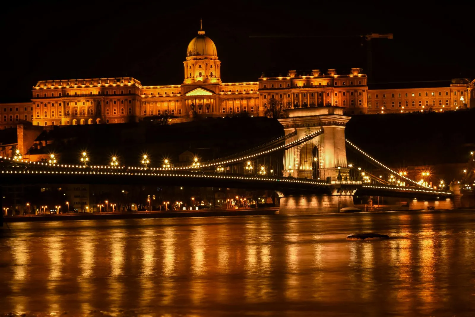 Podul cu Lanțuri și Castelul Buda iluminate noaptea, Budapesta