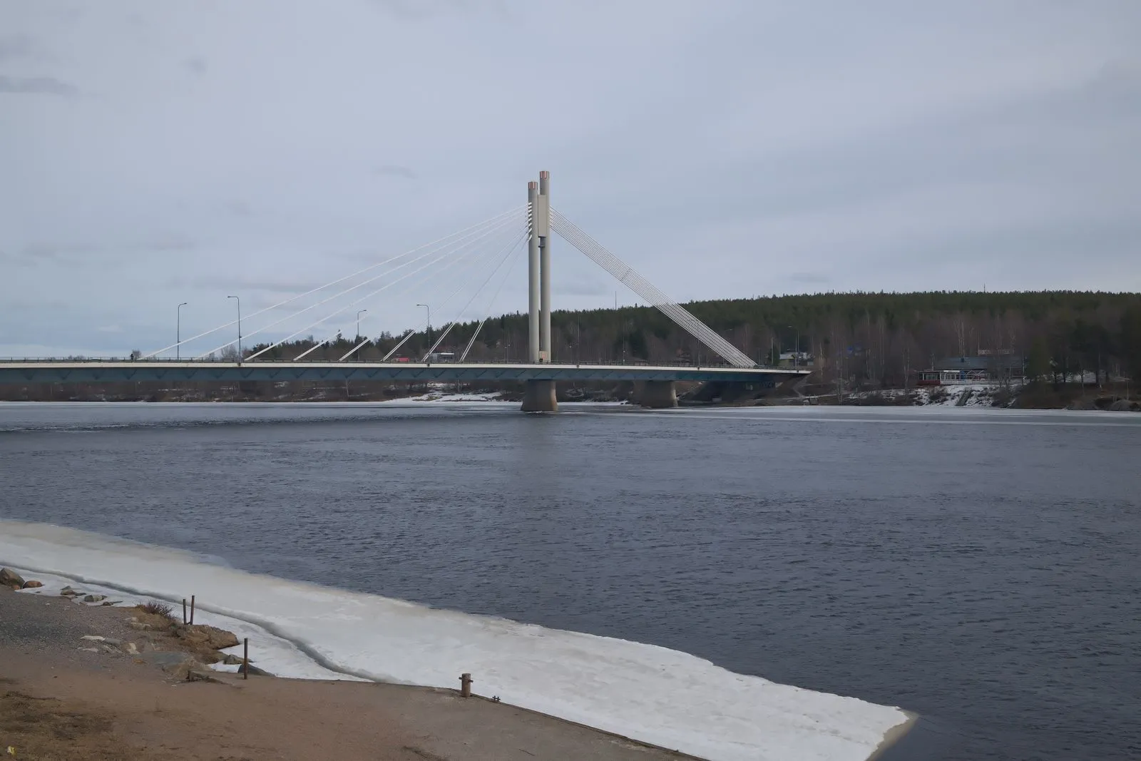 Podul Jätkänkynttilä peste râul Kemijoki, în centrul orașului Rovaniemi