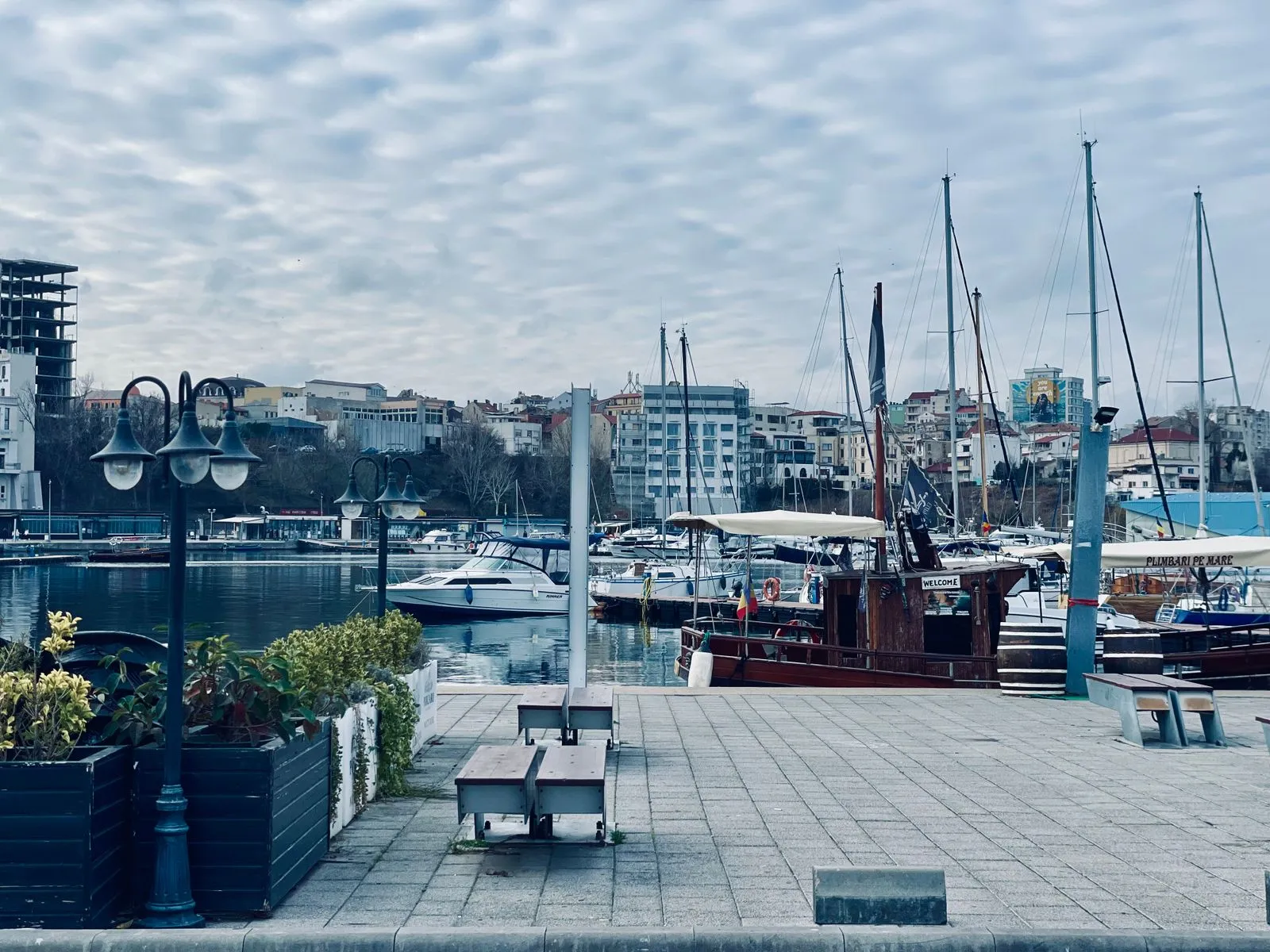 Bărci și iahturi în Portul Tomis din Constanța, în extrasezon