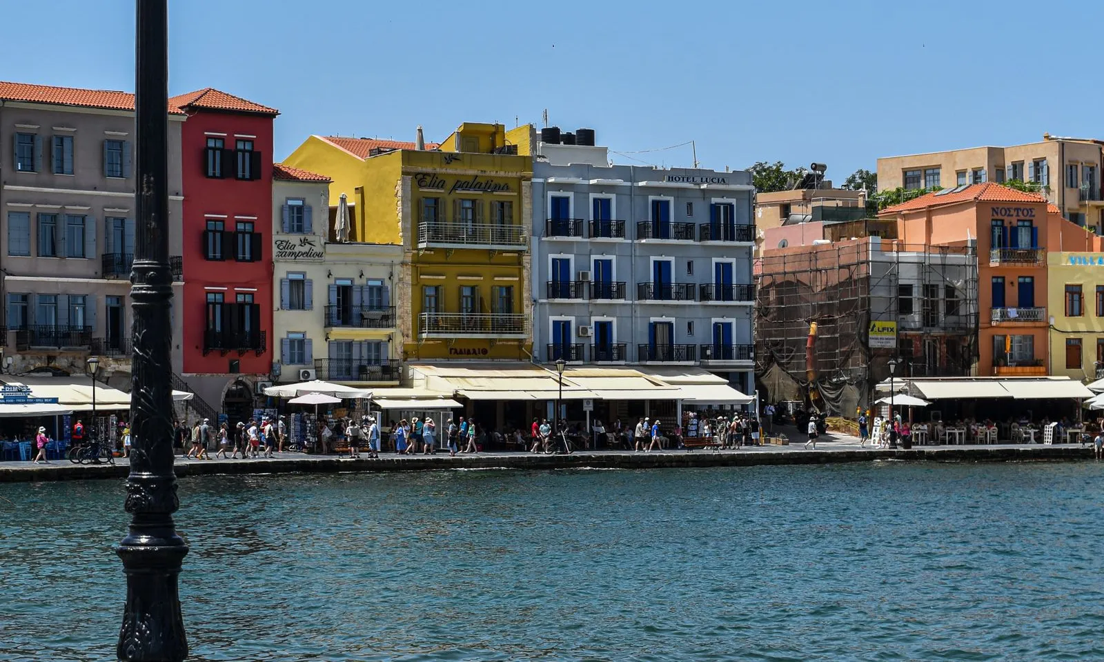 Portul venețian din Chania, Creta, cu case colorate pe faleză