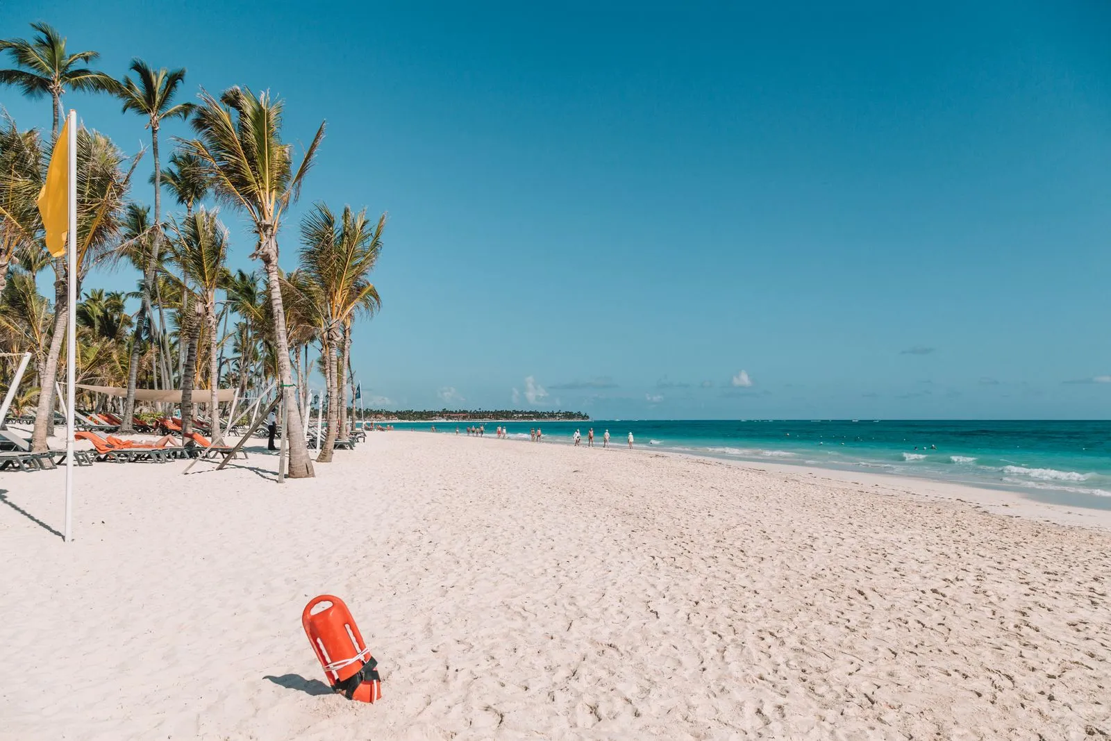Plajă cu nisip alb și palmieri în Punta Cana, Republica Dominicană