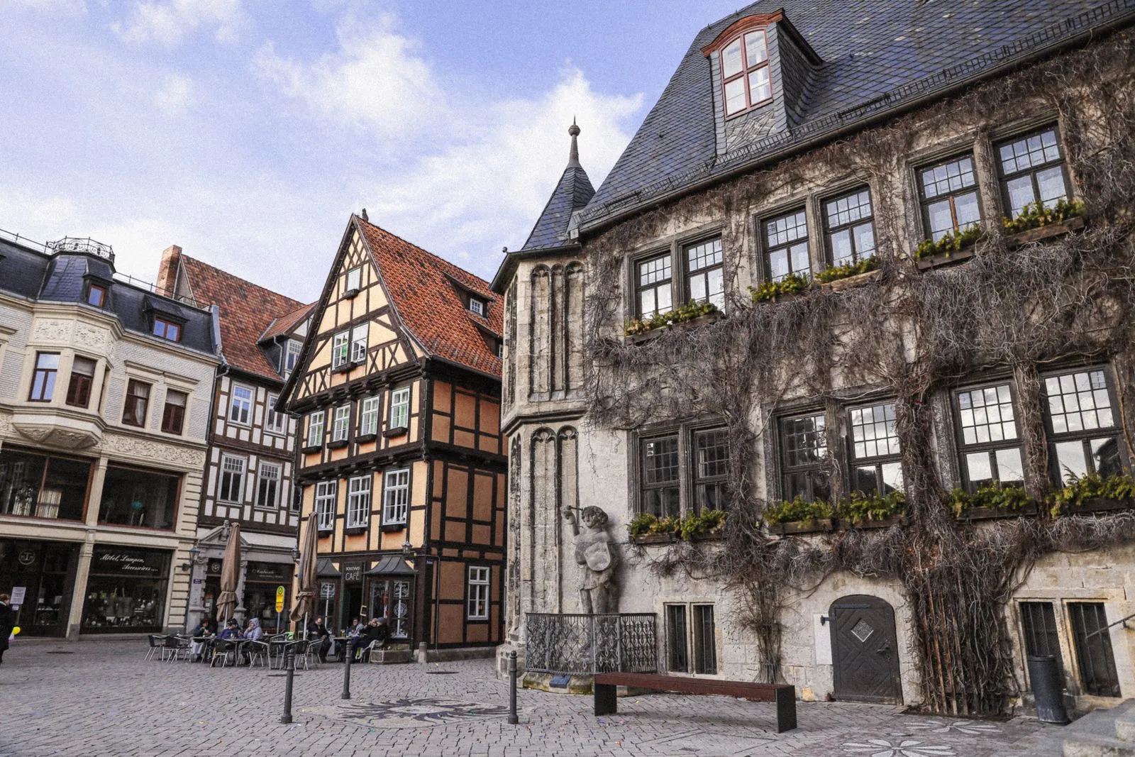 Piața Markt din Quedlinburg, cu primăria acoperită de iederă și case cu grinzi aparente