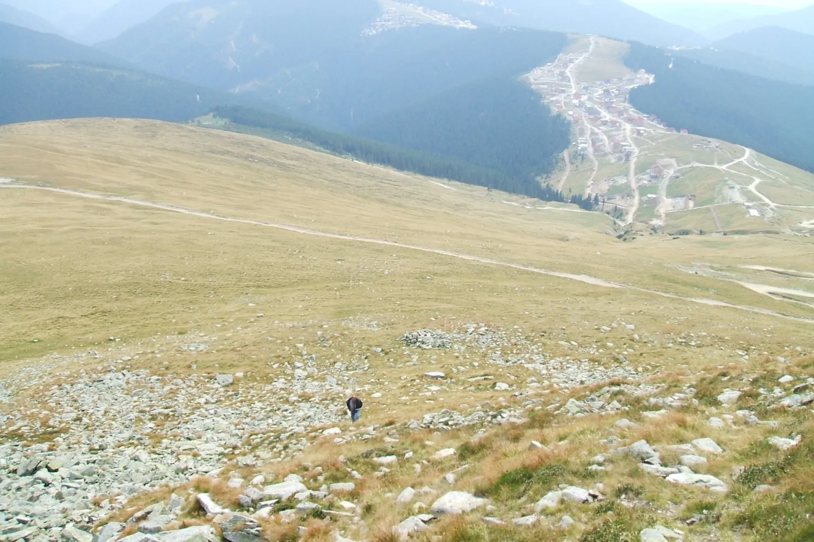 Stațiunea Rânca văzută de pe versantul Vârfului Păpușa, cu drumul Transalpina
